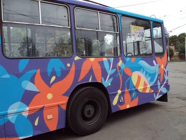 Скоро на вулицях Чернігова з’явиться ще один розмальований тролейбус (Фото) — фото 3