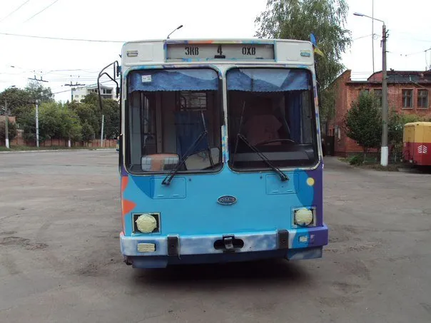 Скоро на вулицях Чернігова з’явиться ще один розмальований тролейбус (Фото) — фото 5