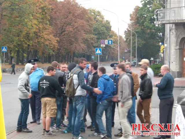 На місці колишнього ЄвроМайдану в Чернігові кількасот людей вийшли на Народне віче (Фото) + (Відео) — фото 2