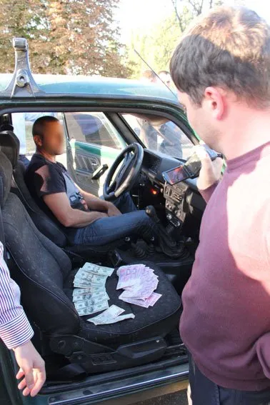 В Чернігові затримано високопосадовця, який вимагав 20 тисяч доларів (Фото) — фото 1