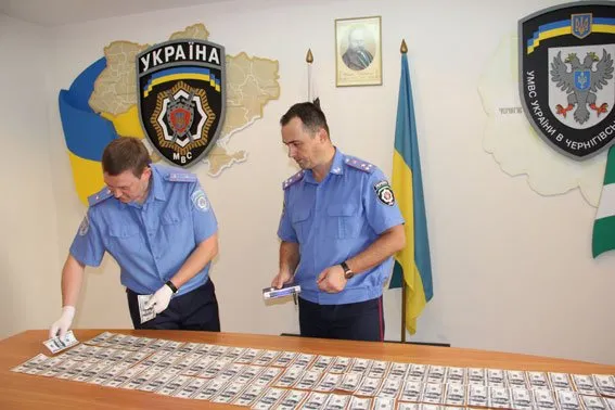 В Чернігові затримано високопосадовця, який вимагав 20 тисяч доларів (Фото) — фото 2
