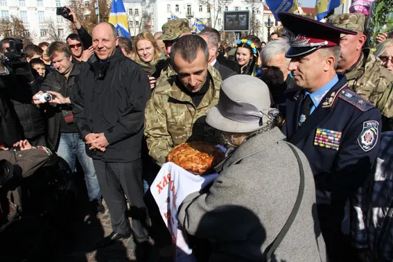Чернігівці зустріли бійців спецбатальйону «Чернігів», які несли службу у зоні АТО (Фоторепортаж) — фото 3