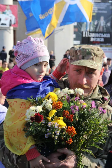 Чернігівці зустріли бійців спецбатальйону «Чернігів», які несли службу у зоні АТО (Фоторепортаж) — фото 5