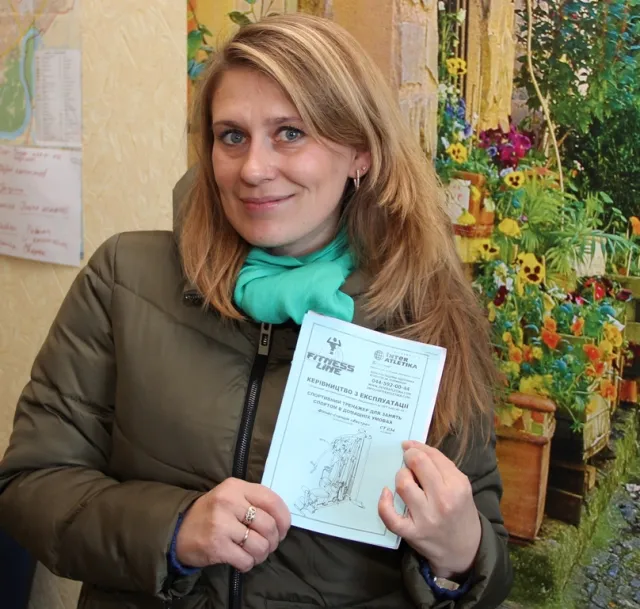 Дружині пораненого бійця вручили спеціальний тренажер для відновлення здоров`я (Фото) — фото 3